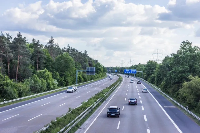 motorväg, a661, väg, trafikerarutten, vägarbete, trafik, byggnad, förbindelseleder, street scene, anslutningssätt, transportväg, infrastruktur. Så fungerar svenska adressregister för företag och fastigheter