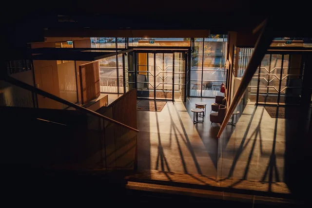 building, door, architecture, entrance, glass, indoors, office, sliding doors, sunlight, tables, work, office, office, office, office, office, work. Vad skiljer kontorshotell från traditionella kontorslokaler?